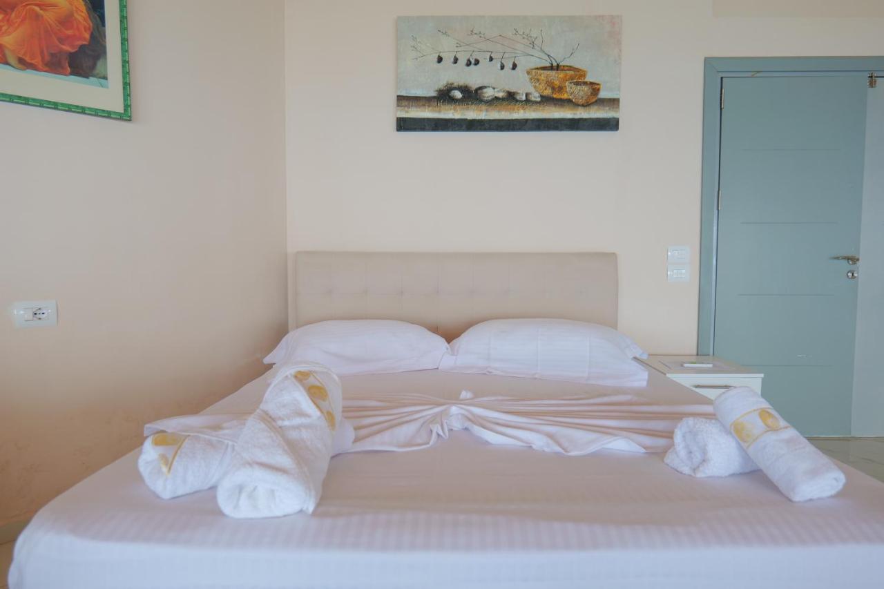 White Hotel Borsh Luaran gambar